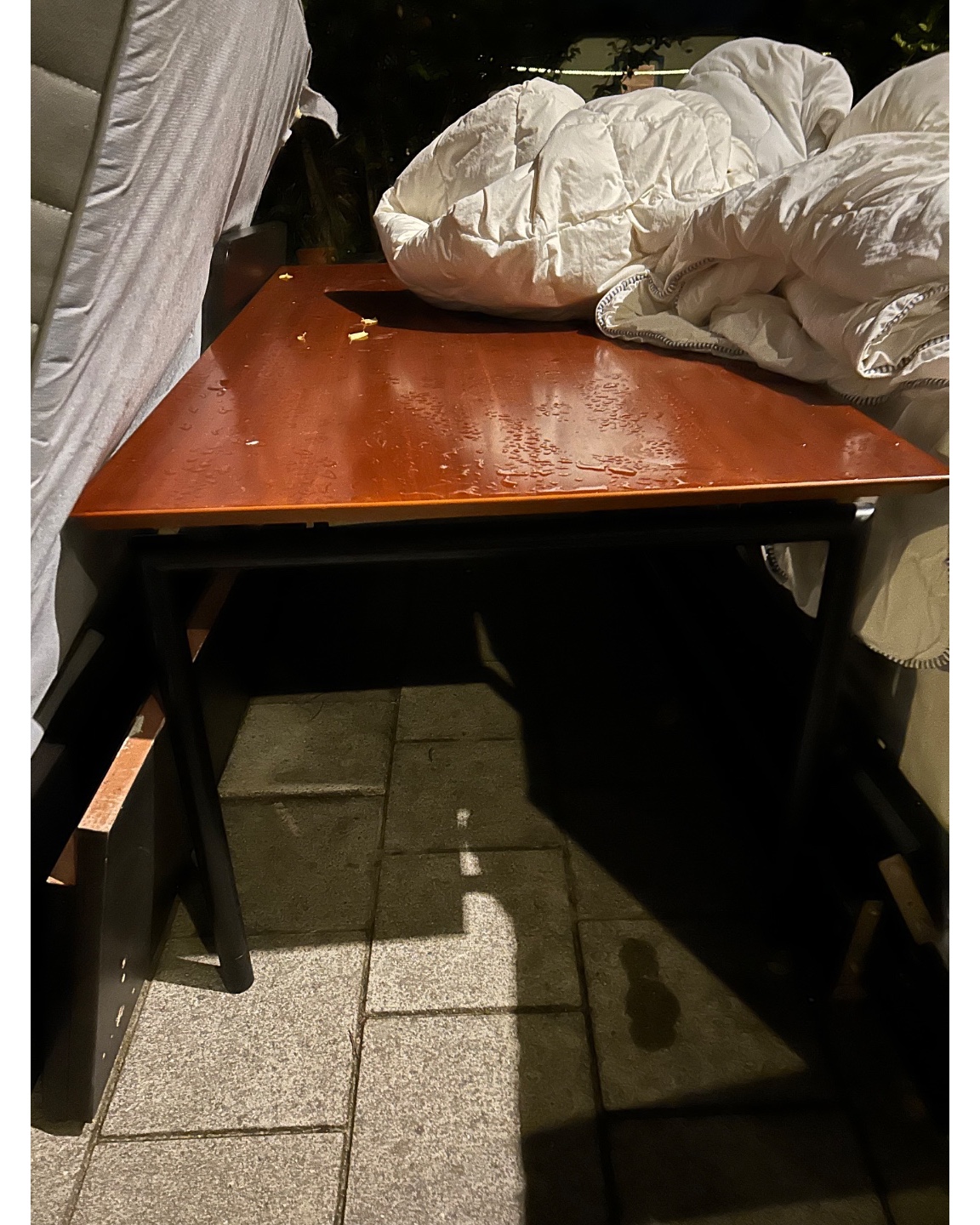 Nette tafel met metalen onderstel. Hele woning leeggehaald dus ziet er wat rommelig uit met beddengoed eromheen photo 3
