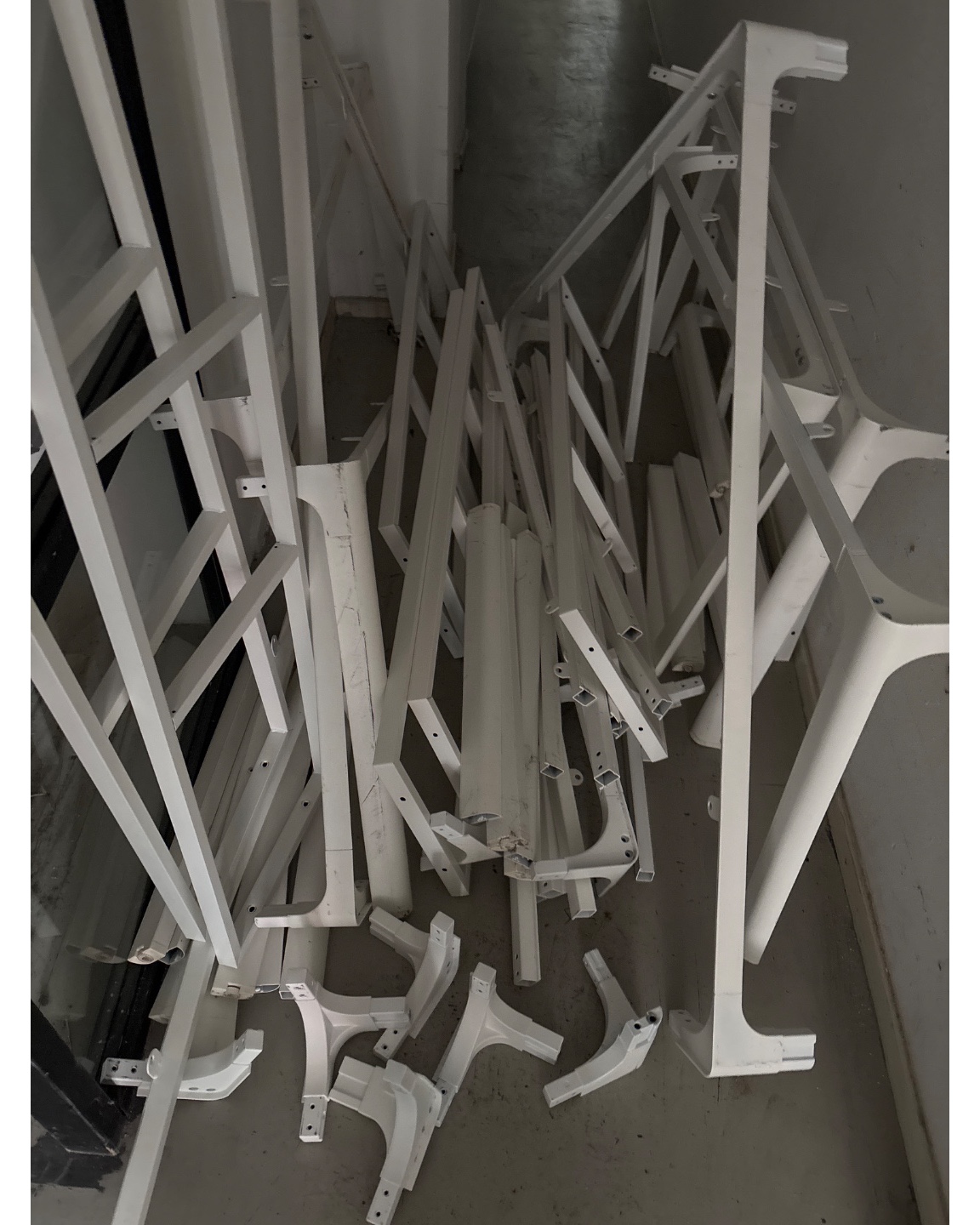 Unassembled desks, pick up before 5, address; across from tweede passeerdersdwarsstraat 9 photo 3
