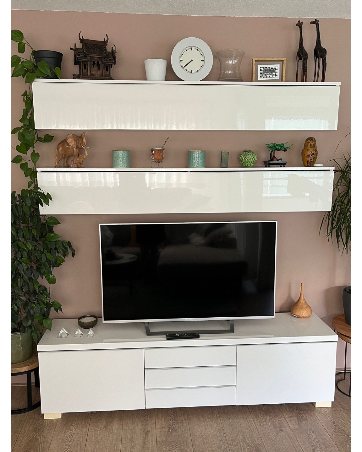 BEST BURS Ikea TV bench and shelves, high-gloss white. photo 3