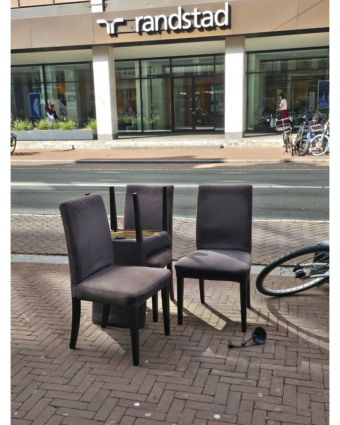 4 dining chairs, seem to be in ok condition photo 2