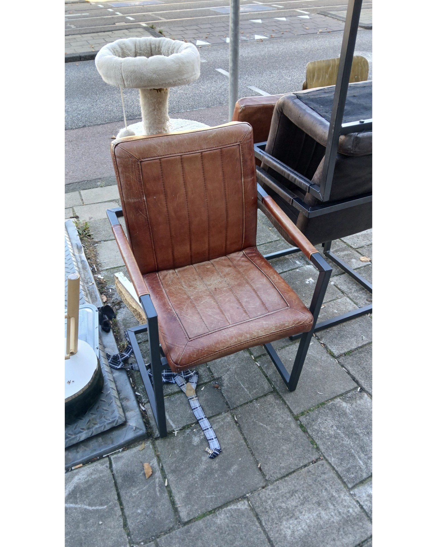 2 bureaustoelen en 4 leren stoelen photo 2