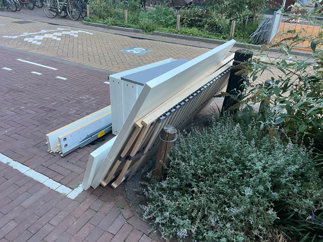 Compleet IKEA Malm bed, met latten bodem en schroeven. 140x200. Quellijnstraat, de Pijp. photo 2