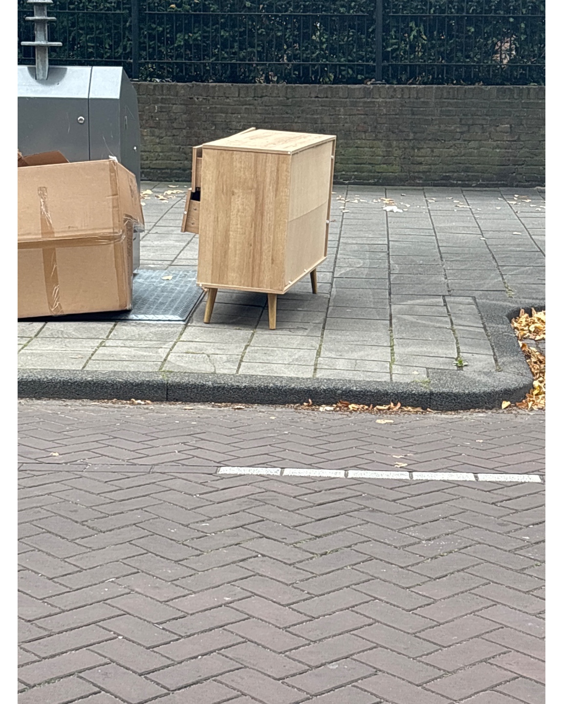 Ladekastje eiken/beuken fineer, bekleed met rotan op de lades vintage look alike photo 3