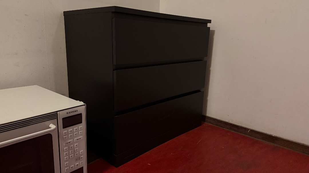 Working oven/microwave combination, cleaned and ready to use, together with black ikea malm drawer cabinet. Need it taken out tonight. Drop me a message if you’d want to pick up both. Oven is quite big and heavy photo 2