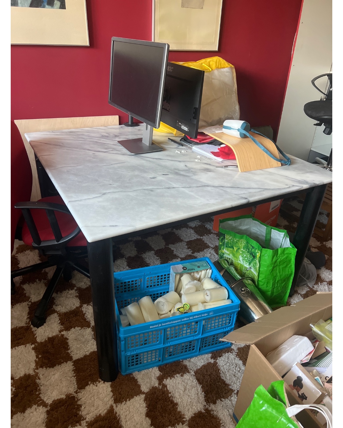 Marble desk/table 120x120
Soderhamn couch, used but still comfy. Also has a soft pink sofacover. 

Free, pick up tonight or tomorrowmorning. Send a dm