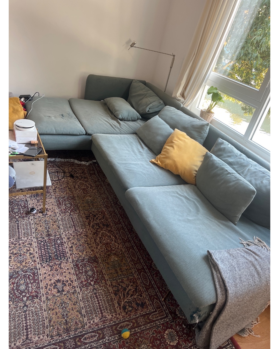 Marble desk/table 120x120
Soderhamn couch, used but still comfy. Also has a soft pink sofacover. 

Free, pick up tonight or tomorrowmorning. Send a dm photo 2