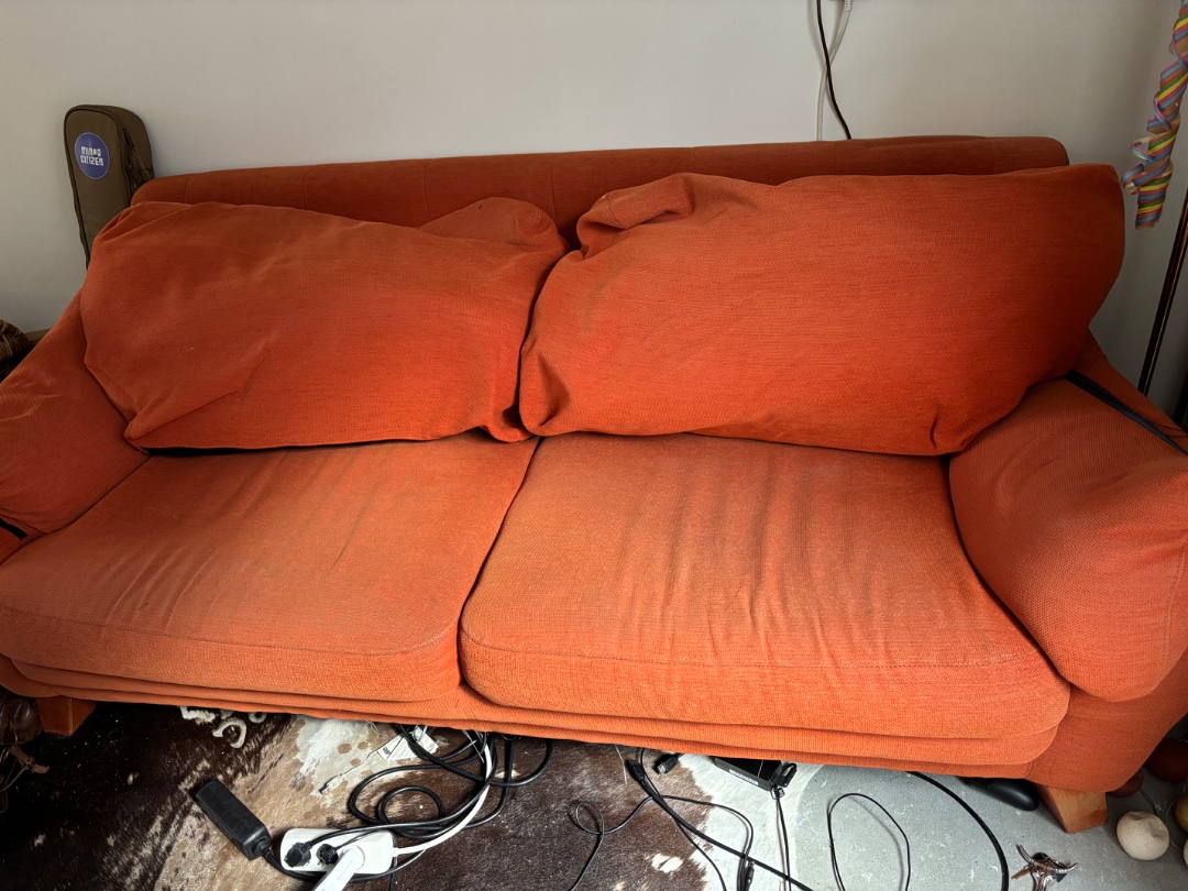 4 pallets, used and slightly damaged couch, table. photo 2