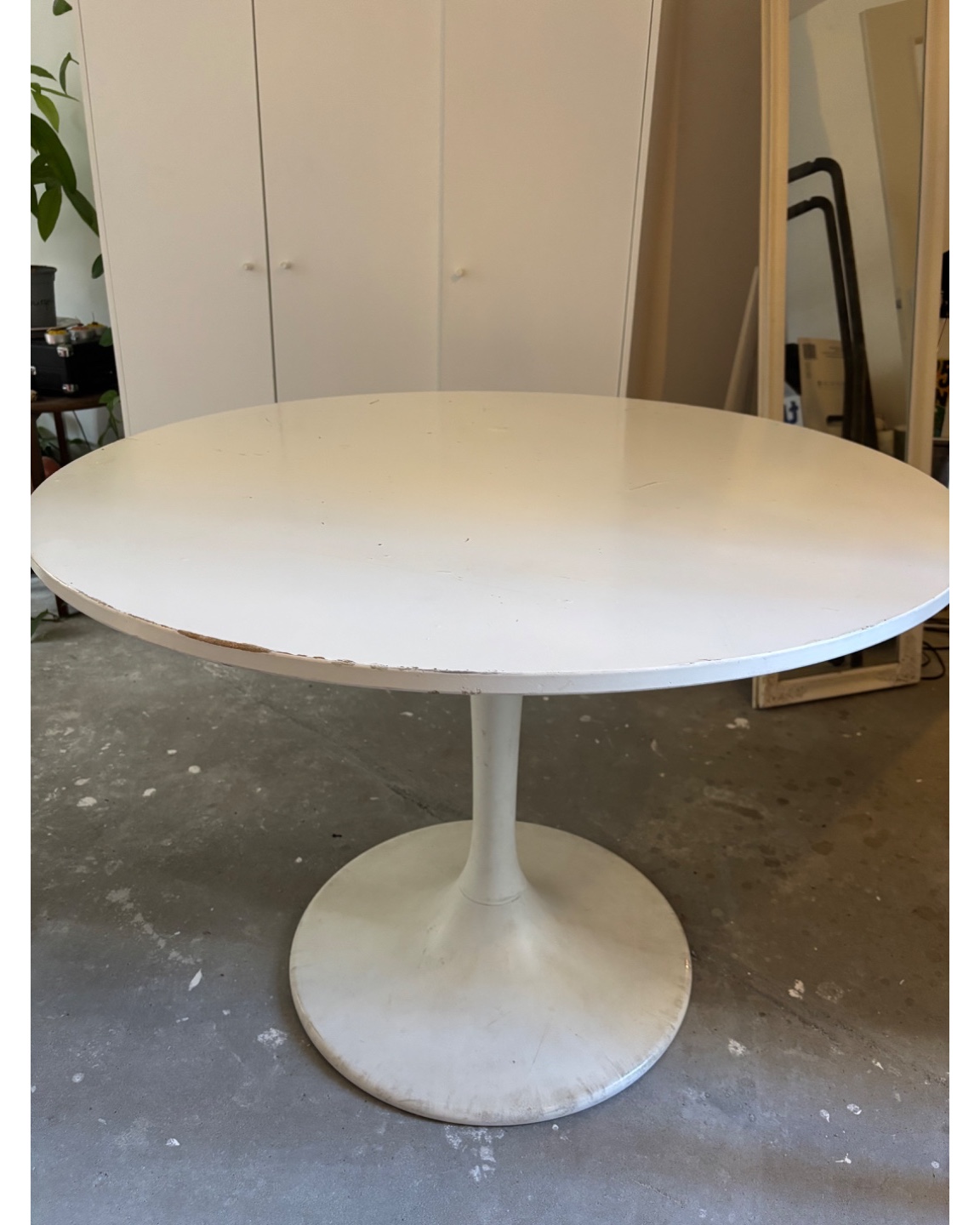 4 pallets, used and slightly damaged couch, table. photo 3