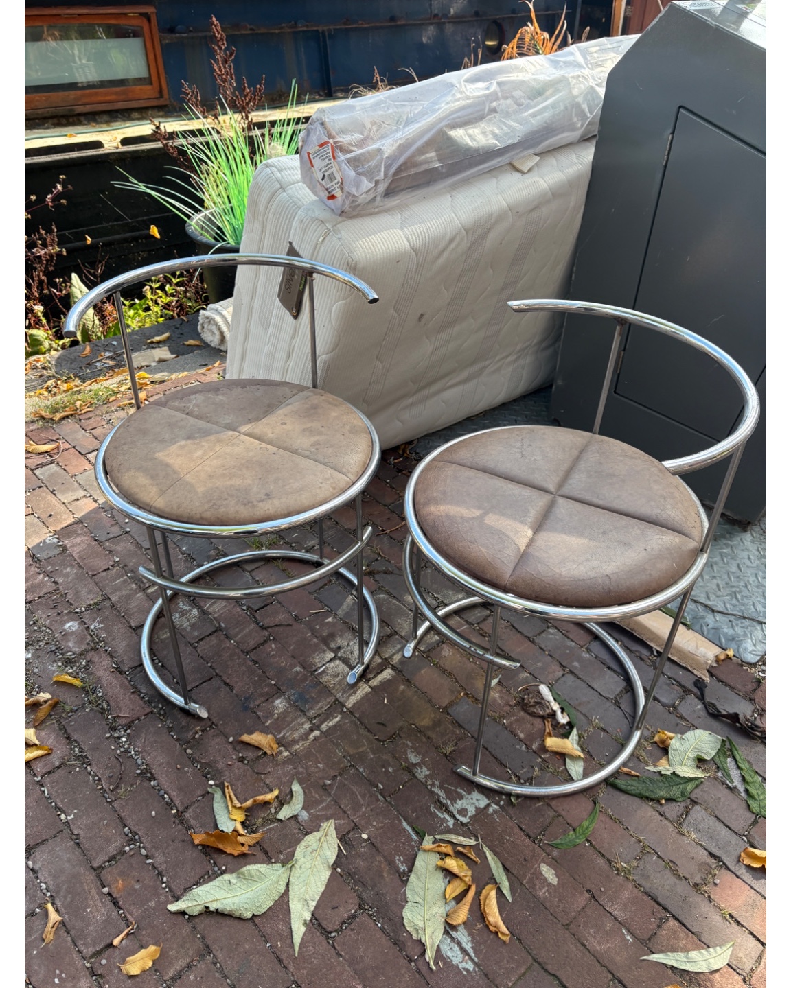 Stoelen, Jan van Opzeeland

Twee modernistische chromen stoel n, ontwerp van Jan van Opzeeland. Jaren 80.