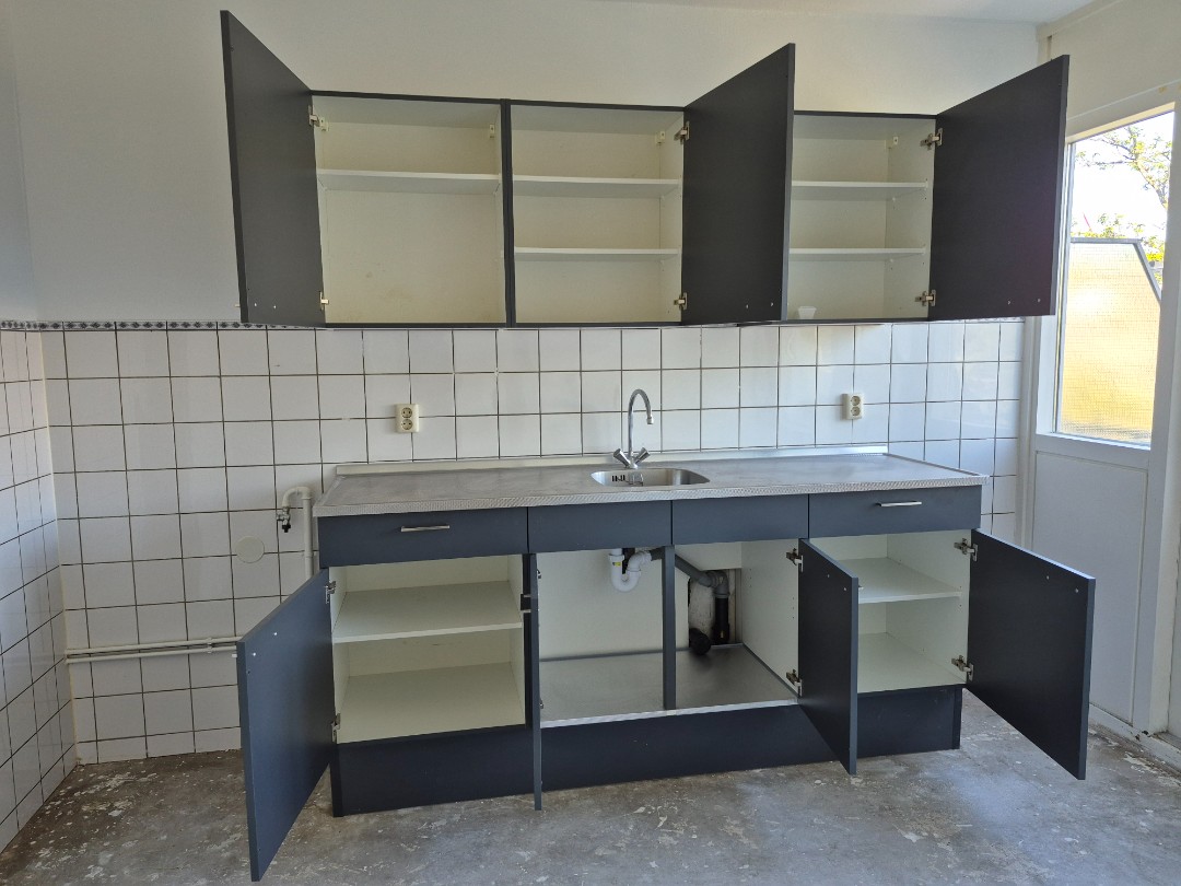 Free kitchen cabinets, have to be gone by Tuesday, close to wester park, only 5 steps photo 2