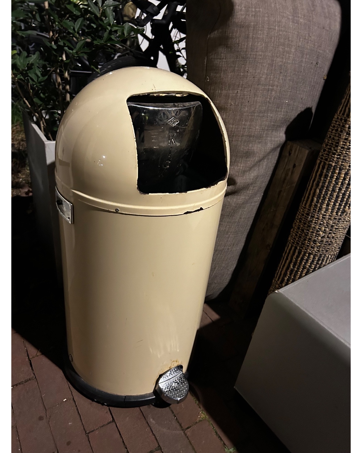Wesco trashcan photo 2