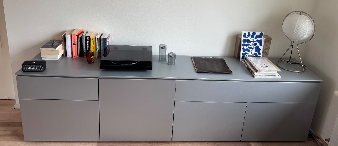 Dressoir in zilver. 253 lengte, 45 diepte. 65 hoogte. 1 kleine en 1 grote lade. 4 kasten met interne planken.

Lichte beschadigingen aan de voor- en achterhoeken, kan worden overschilderd met kleur RAL9006.