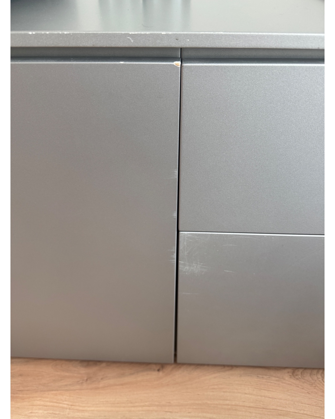 Dressoir in zilver. 253 lengte, 45 diepte. 65 hoogte. 1 kleine en 1 grote lade. 4 kasten met interne planken.

Lichte beschadigingen aan de voor- en achterhoeken, kan worden overschilderd met kleur RAL9006. photo 2