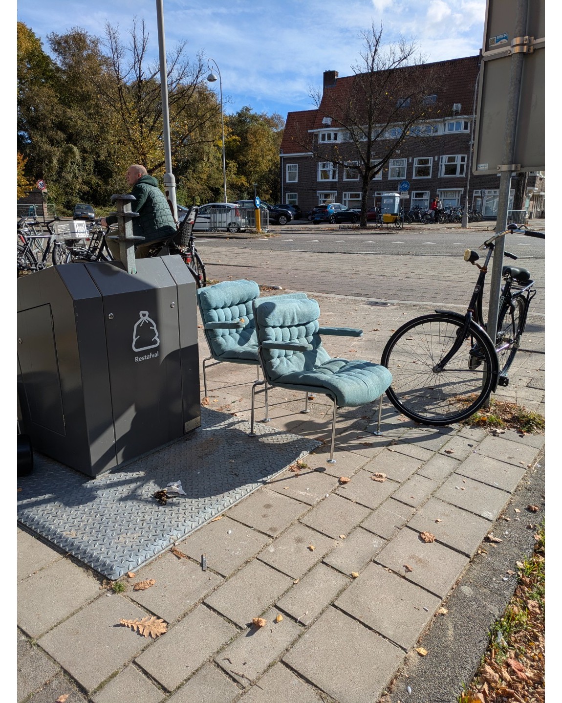 2 chairs photo 2