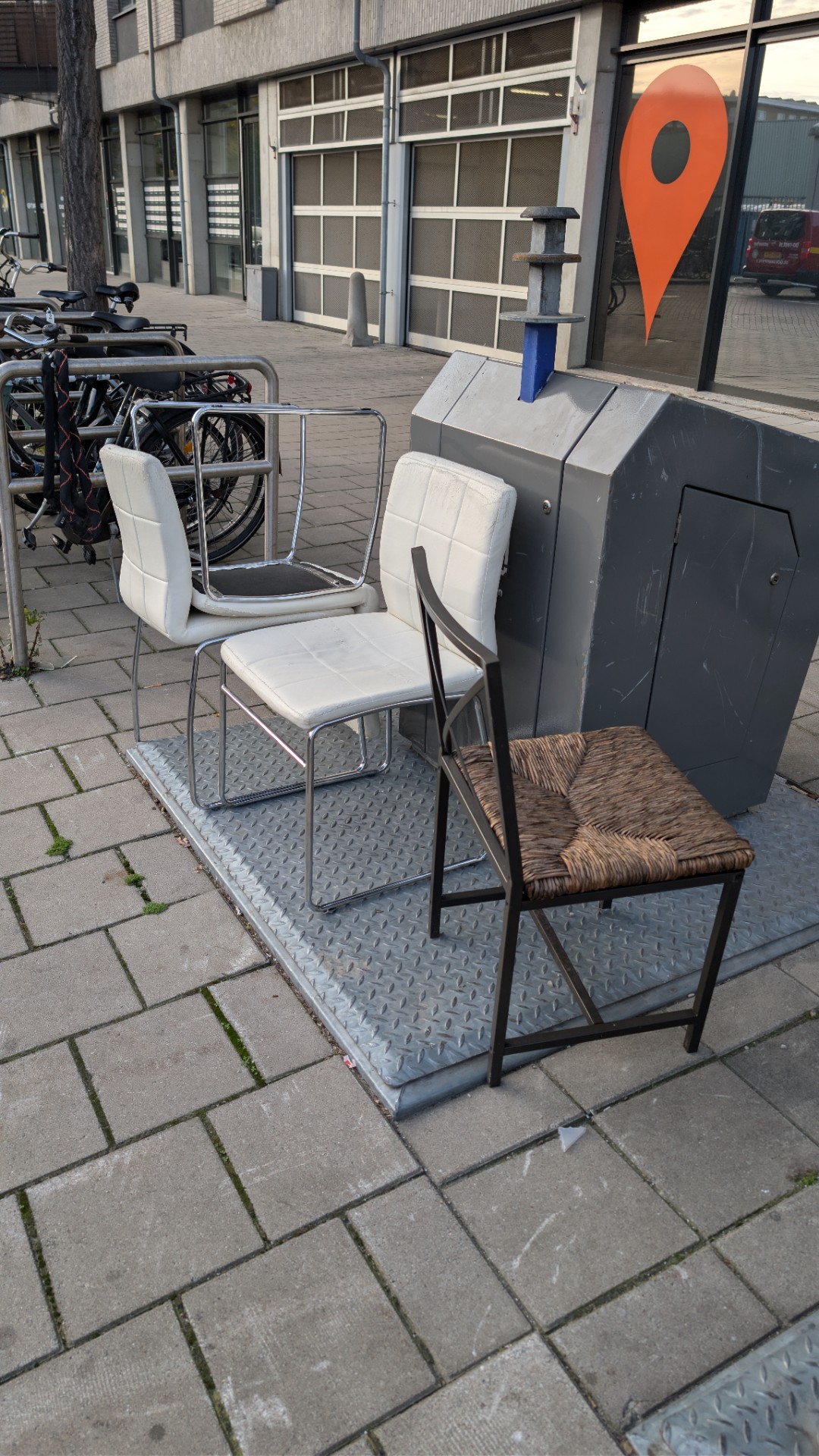 Chairs / Stoelen