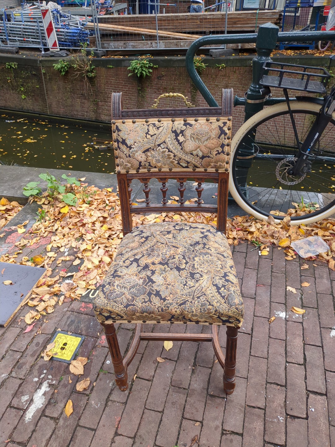 A cute vintage chair photo 2