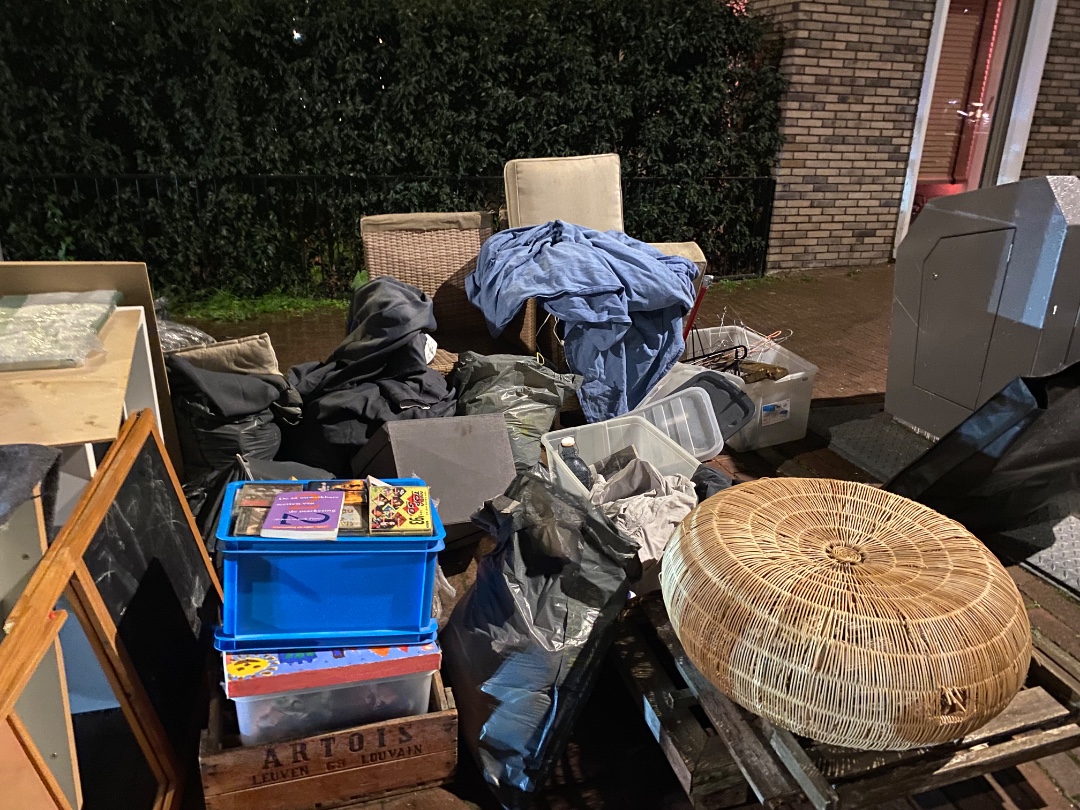 Aa LOT of furniture, boxes FULLL of CDs, children books, clothes!!!! photo 2