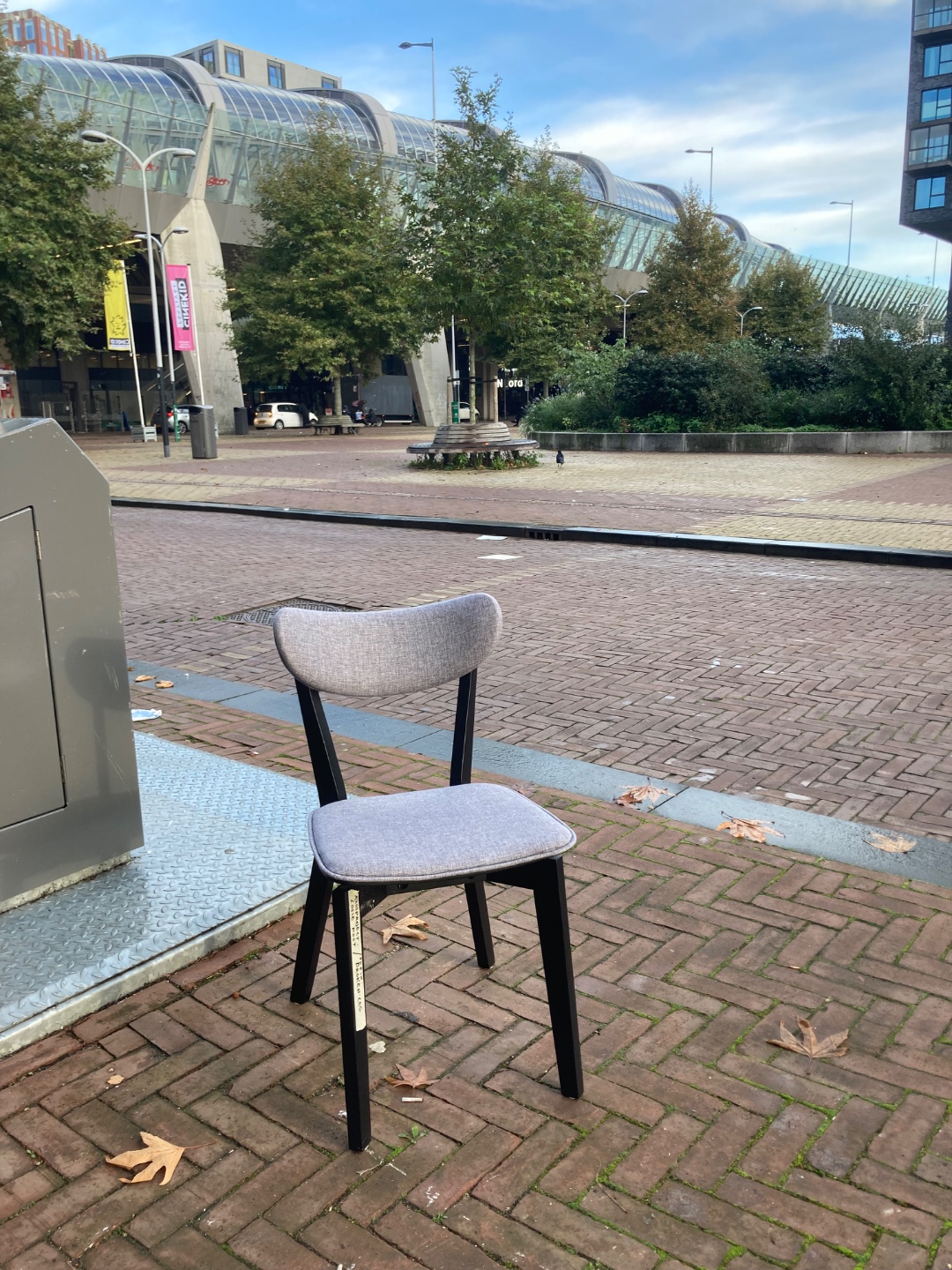 Nice chair! Has one broken leg. Next to metrostation Noord photo 2