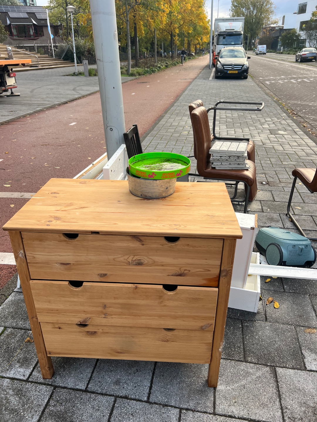 Stoelen en ladenkastje photo 2