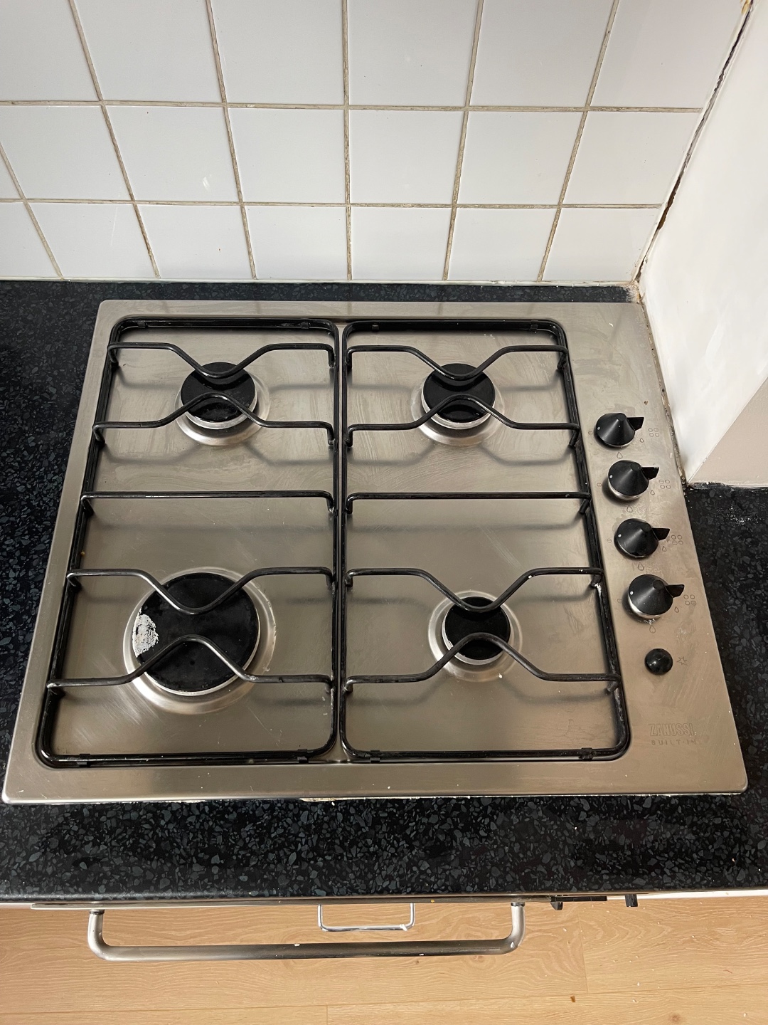 Kitchen with pretty cabinets, only oven door broken, take out yourself before 20 november, dm for more info photo 3