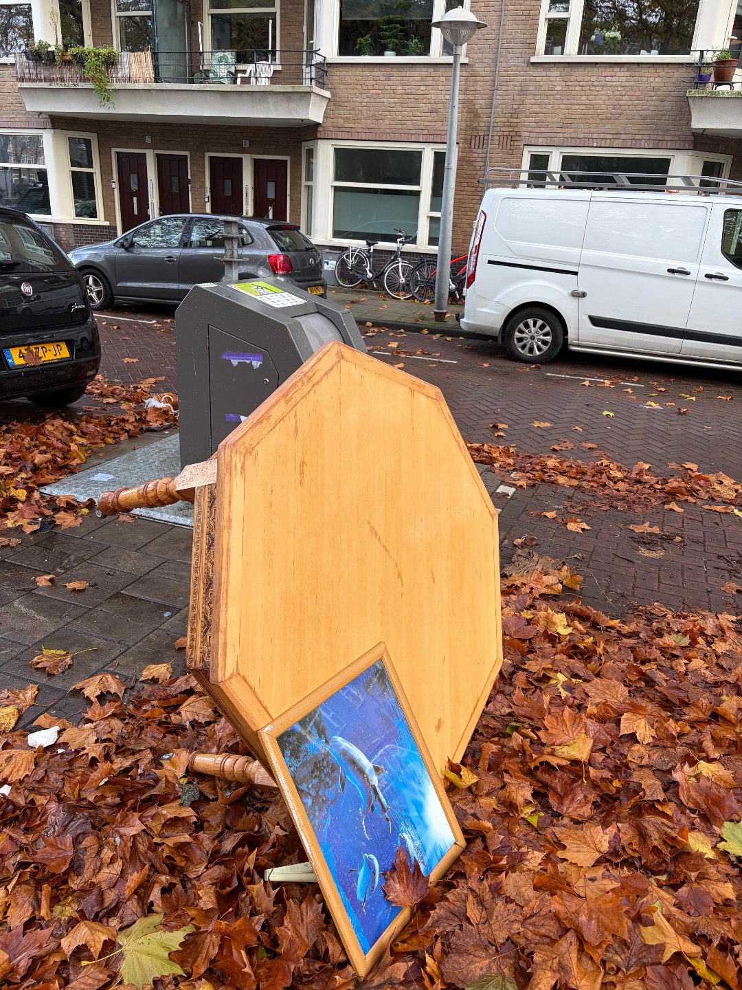 Grote lage tafel (salontafel?) op wieltjes photo 2