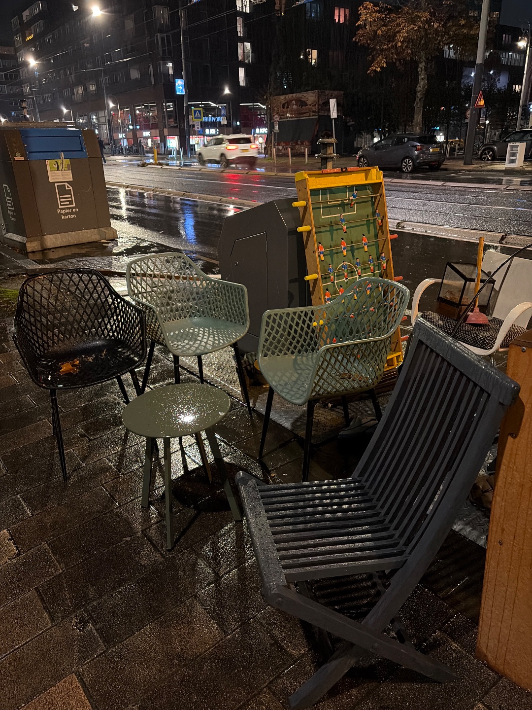 Stoelen, tafelvoetbal, servies, lamp, kastje