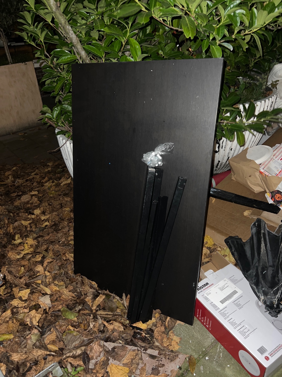 Goede zwarte tafel. Alles zit erbij. Schroeven, palen. Alleen nog in elkaar zetten