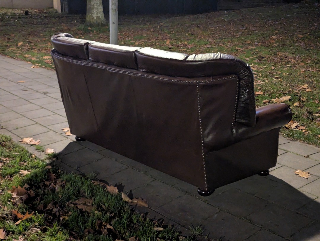 Gespot bij het grofvuil: Chesterfield (achtige) bank helaas zonder kussen. Helaas kunnen we 'm niet meenemen. Wie vindt dit een leuk project? 🙂 Lokatie: ter hoogte van Dierenriem 25 in Amsterdam Noord. photo 2