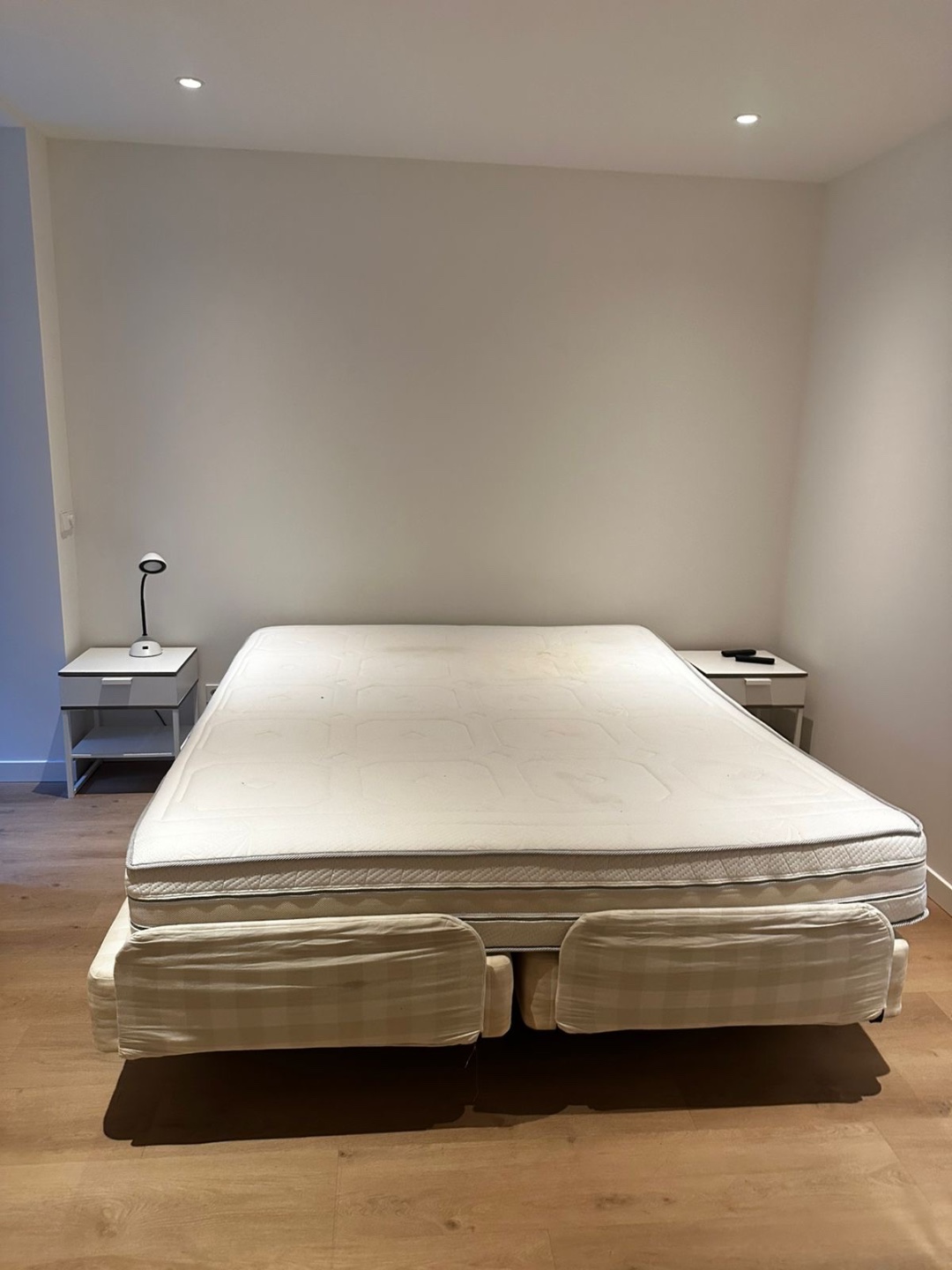 King size elektrisch verstelbaar bed met matras en boxspring. Het bed is 200 cm breed en 210 cm lang). Het bed is in goede staat en kan omhoog en omlaag bewogen worden met een afstandsbediening. Ideaal voor mensen die comfortabel willen lezen of tv kijken in bed, of voor mensen met mobiliteitsproblemen.