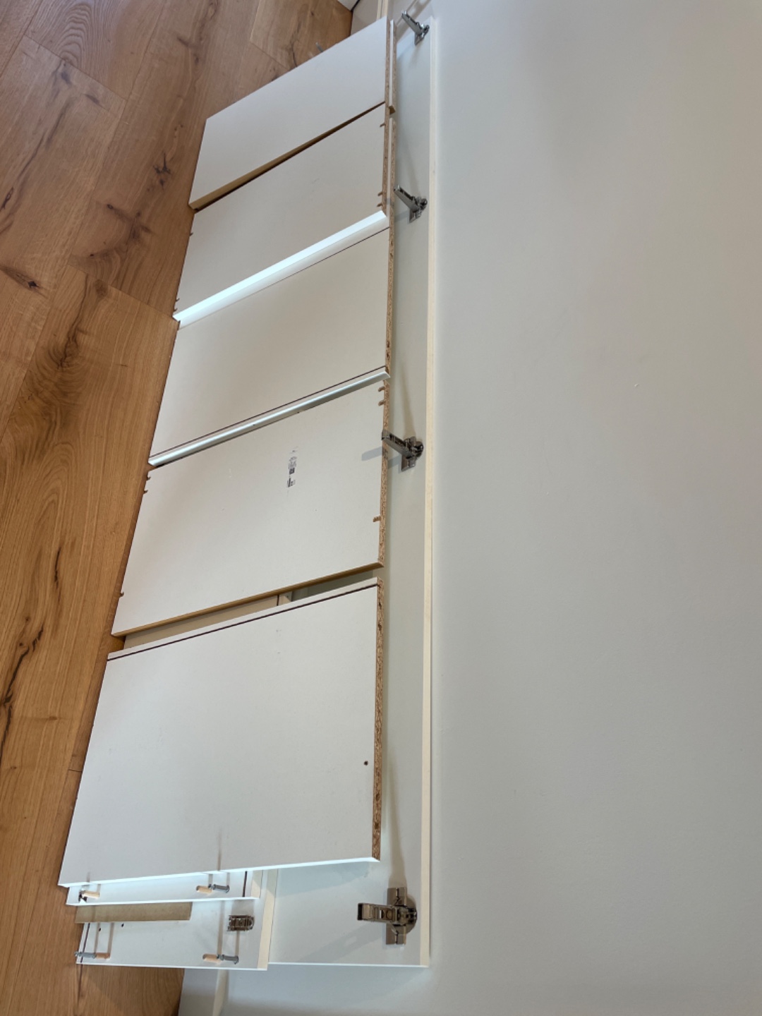 Ikea kast platsa. Moeten wat schroefjes nog bij (zie ikea site voor welke). + plankjes