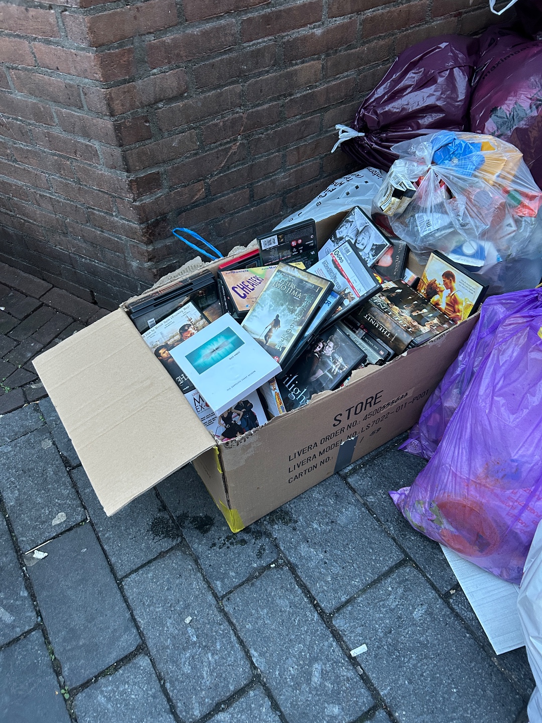 Item found on Warmoesstraat 102, Amsterdam photo 2