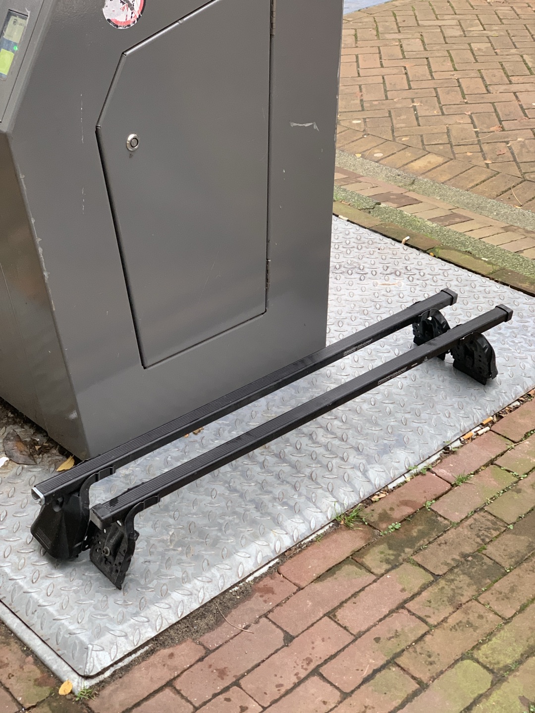 Things go on top or the car i think?