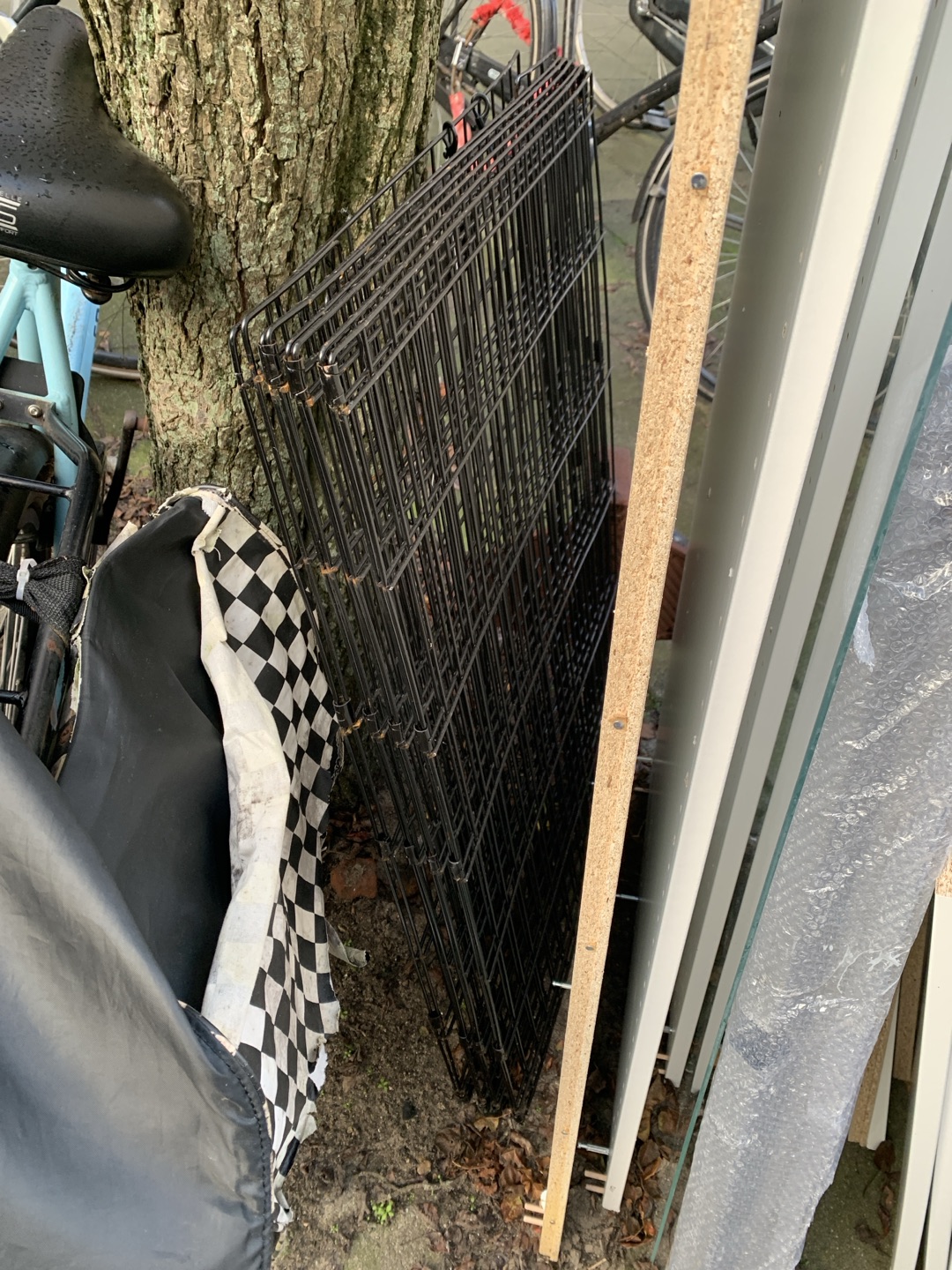 A dog crate, quite large photo 2