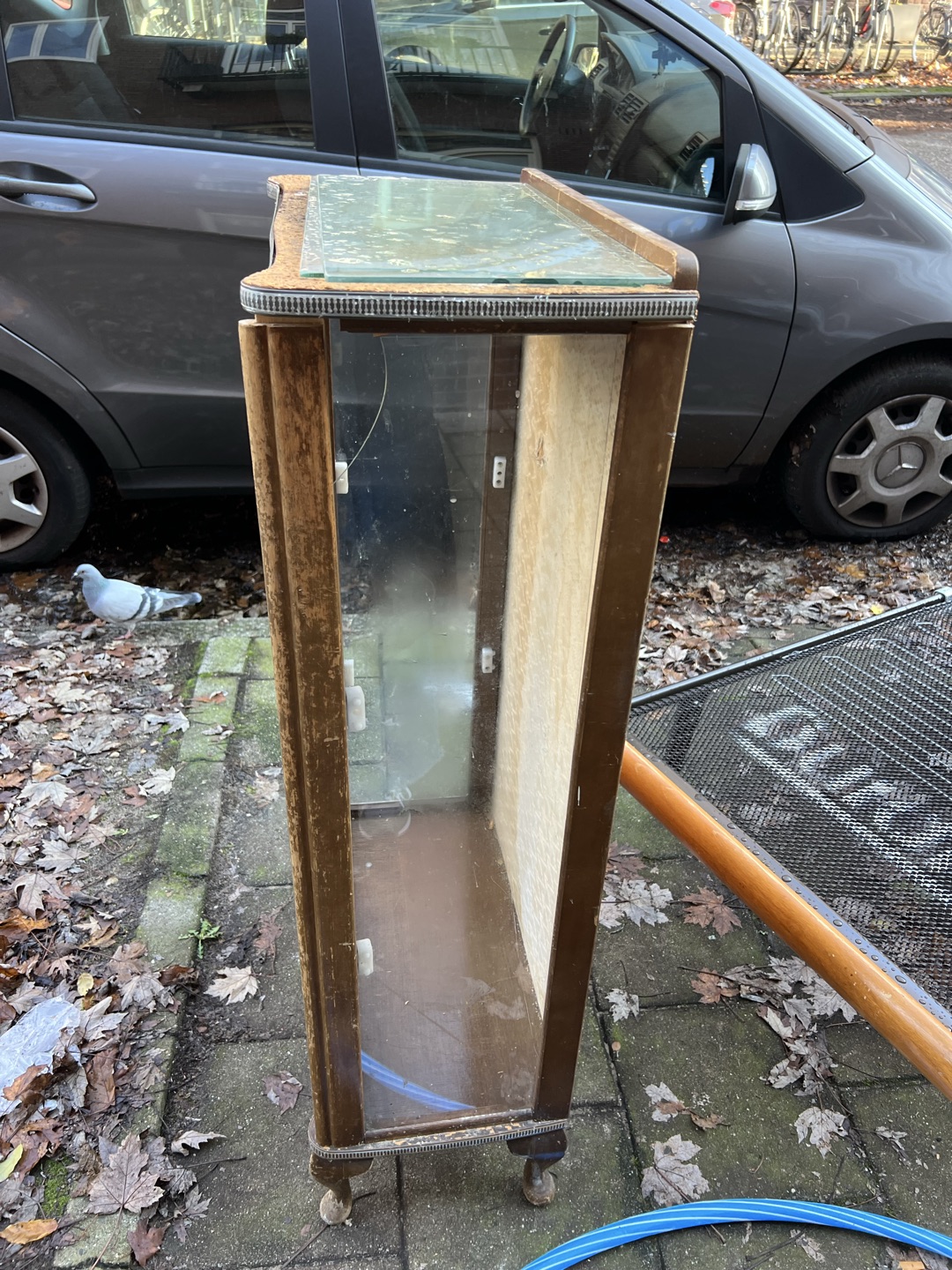 Vitrine kast en bed photo 2