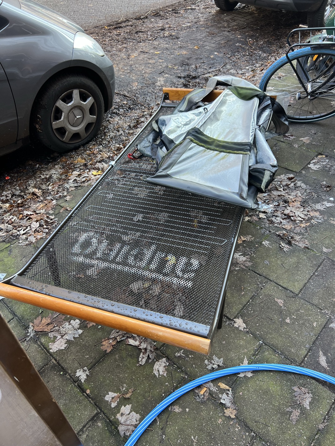 Vitrine kast en bed photo 3