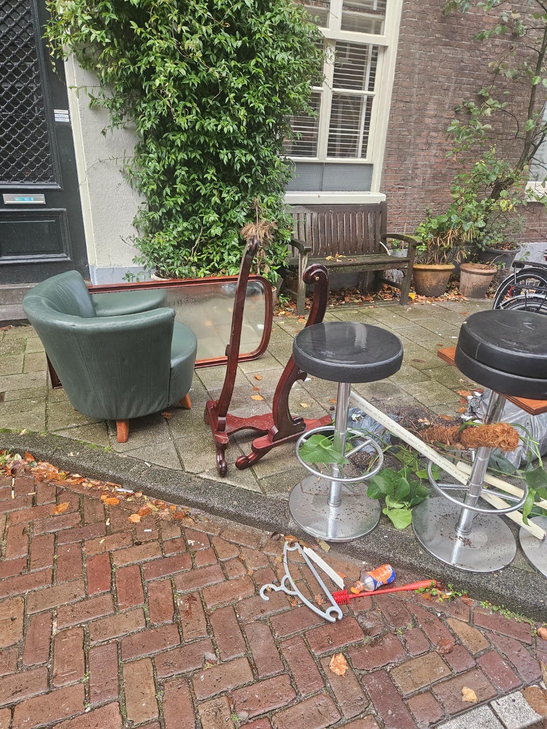 Big mirror, ugly chair and some bar stools