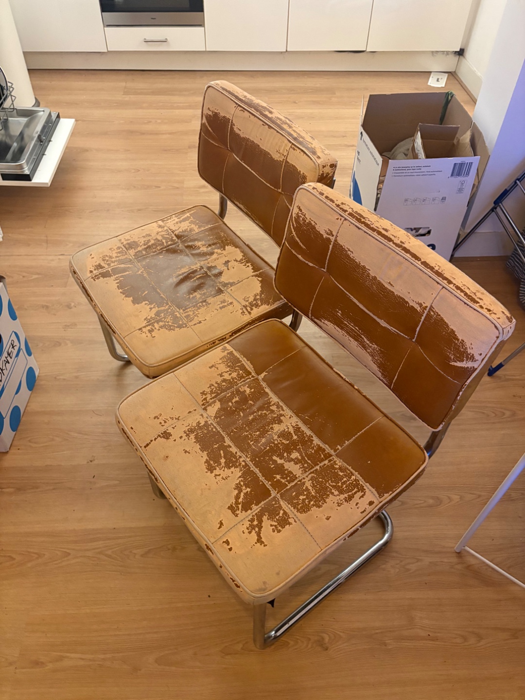 6x cool chairs for pickup on Saturday or Sunday in the Baarsjes. Shoot me a dm on @frederiquemutsaerts :)