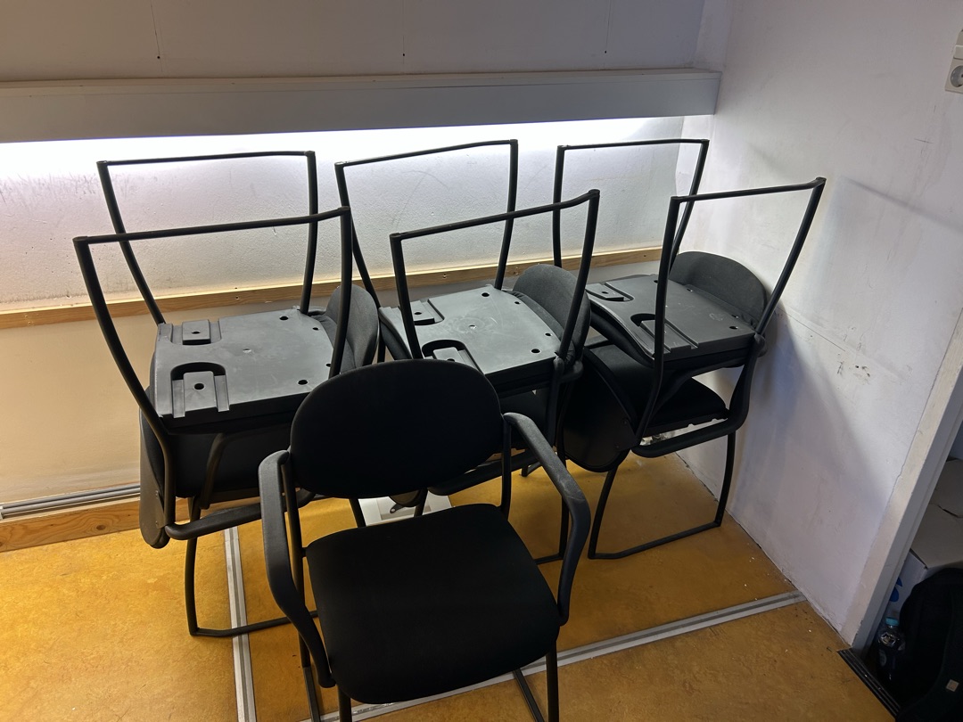 xerox workplace 7125 printer.

7x conferentie stoelen zwart.