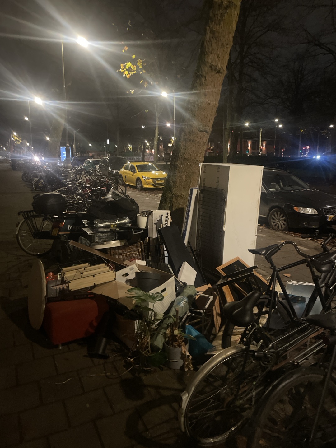 Hele inboedel. Koelkast, kasten spellen surfboard bankjes schilderijen boeken allemaal in perfecte staat!