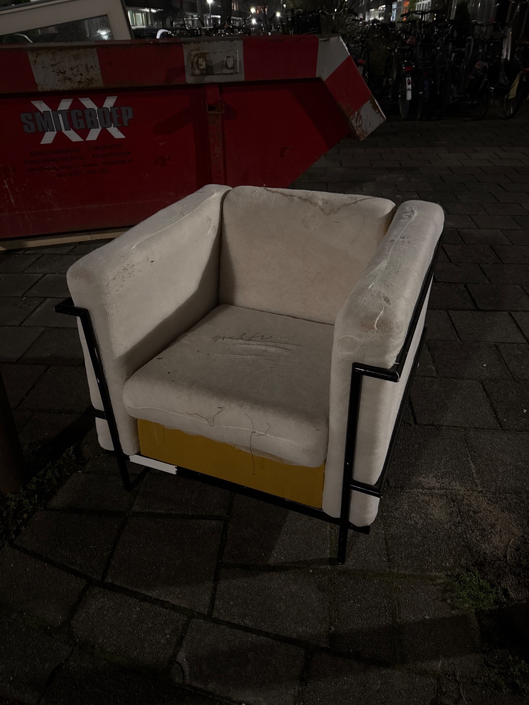 Interesting chair, pillows in questionable state