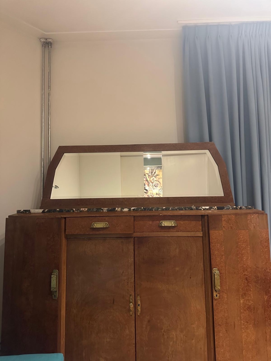 Het adres is Maritzstraat 12 Amsterdam oost
Lengte 165,3 cm
Hoogte zonder spiegel 106 cm
Breedte 54 cm
Hoogte met spiegel 157,5 cm