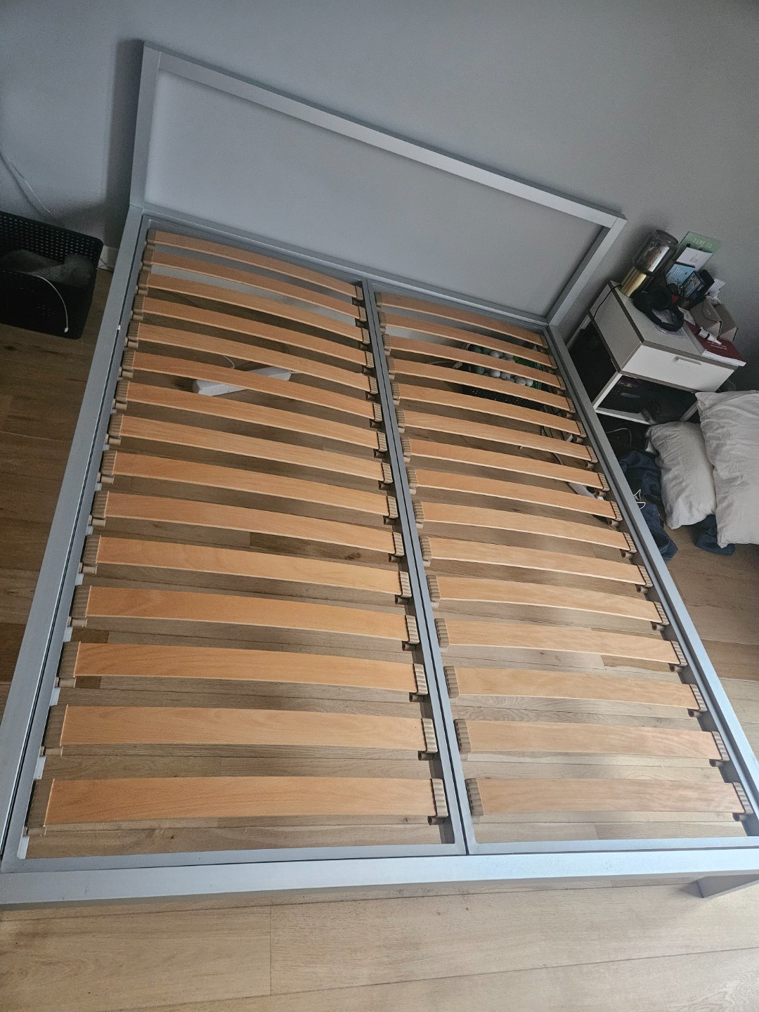Bedframe 160x200 met 2x lattenbodem.   Staat vanavond bij de afval containers