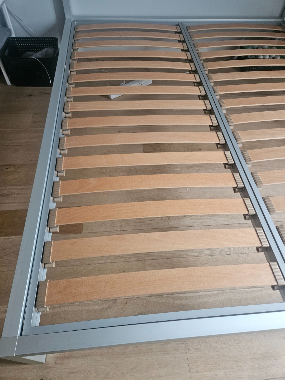 Bedframe 160x200 met 2x lattenbodem.   Staat vanavond bij de afval containers photo 2