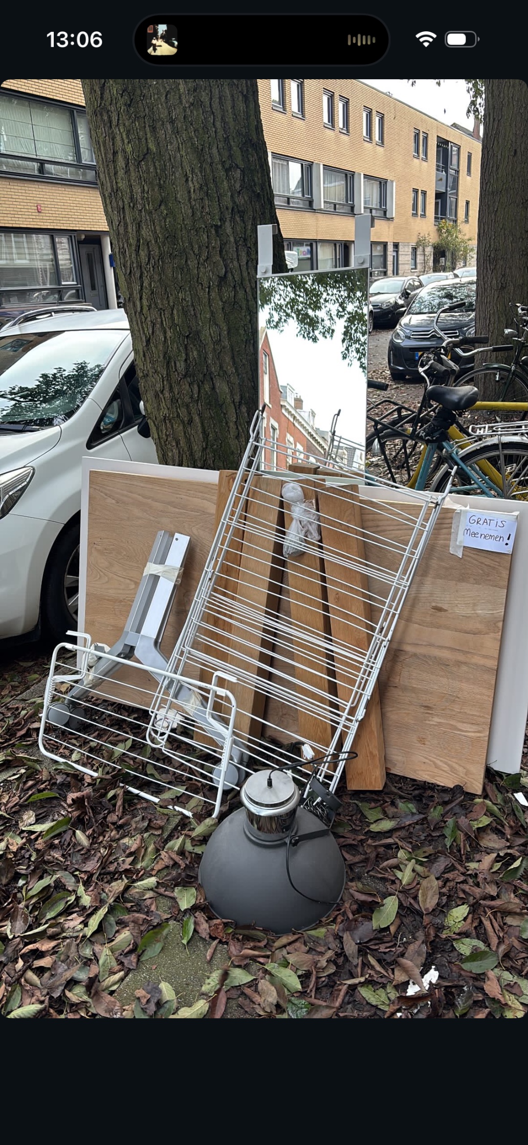 Hoge tafel, bureau, lamp, hang spiegel en wasrekken