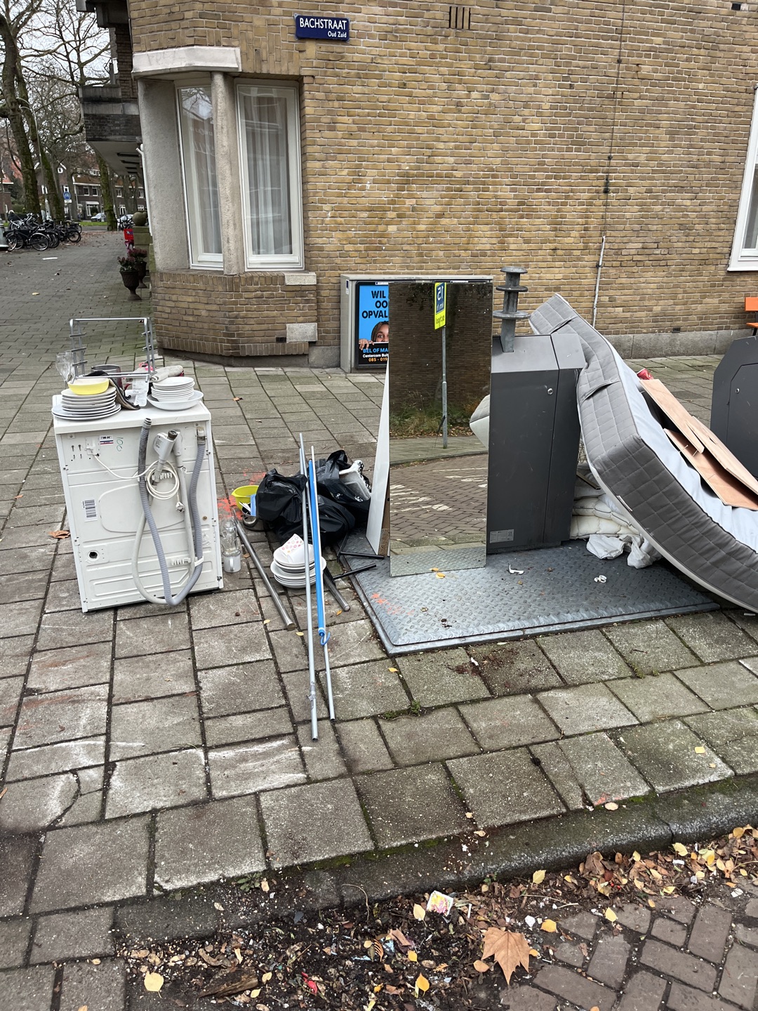 Perfect coffeemachine, perfectly working washingmachine, plates, cutlerry, all in perfect shape photo 2