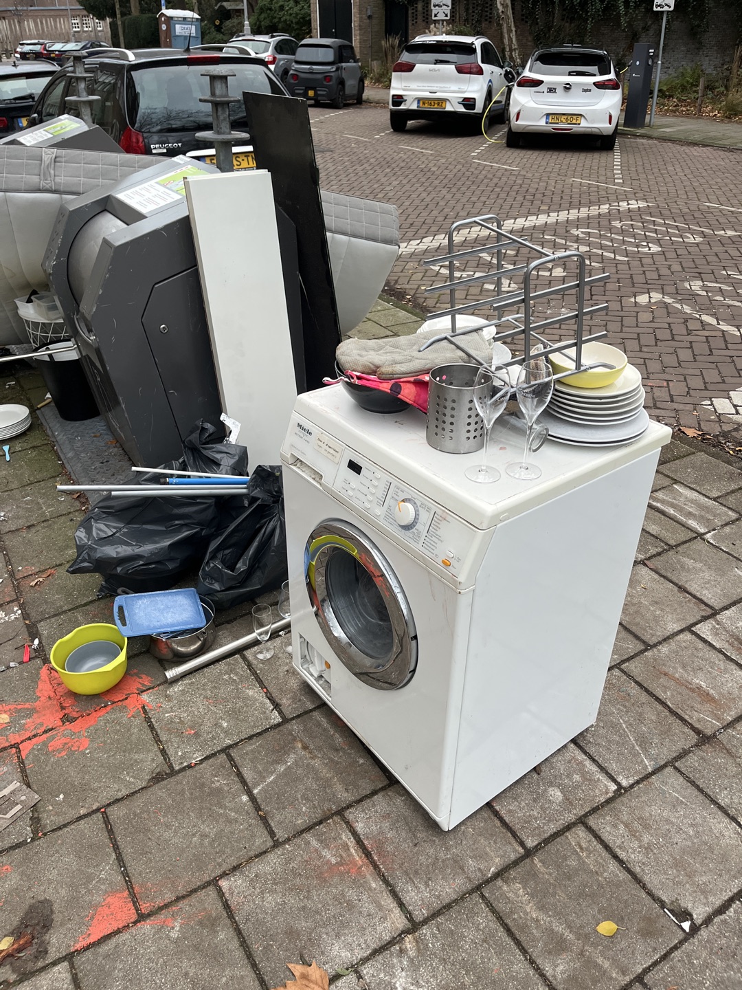 Perfect coffeemachine, perfectly working washingmachine, plates, cutlerry, all in perfect shape photo 3