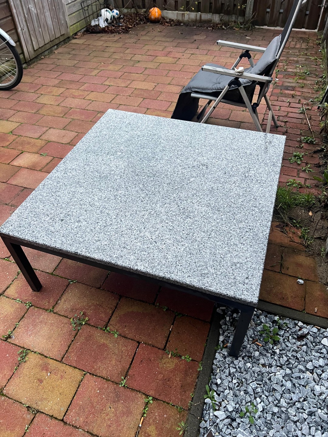 Massief granieten tuintafel 150 x 150 cm
Gaat vandaag met veel pijn ivm verhuizing bij het grofvuil ik heb helaas niemand kunnen vinden die hem wilt ophalen. 

Neem aub contact met mij op als je hem toch wilt ophalen dan hou ik hem nog even in de tuin!

Let op: Heel zwaar je hebt minstens 3 mensen of 2 hele sterke mannen nodig om hem te tillen!