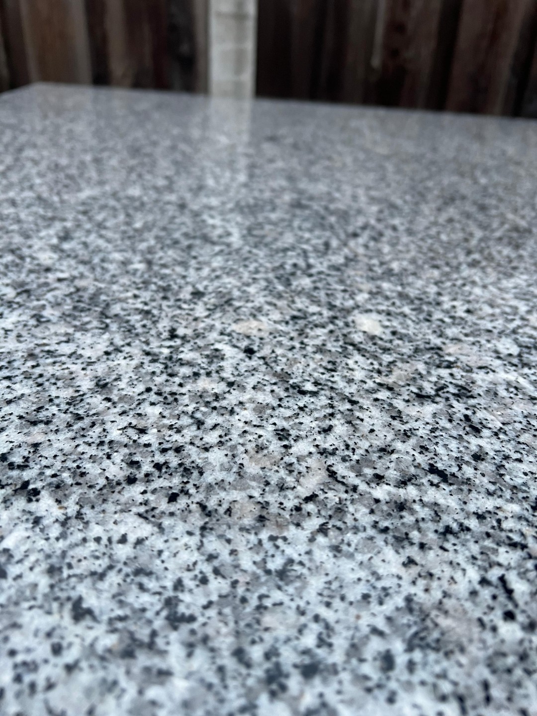 Massief granieten tuintafel 150 x 150 cm
Gaat vandaag met veel pijn ivm verhuizing bij het grofvuil ik heb helaas niemand kunnen vinden die hem wilt ophalen. 

Neem aub contact met mij op als je hem toch wilt ophalen dan hou ik hem nog even in de tuin!

Let op: Heel zwaar je hebt minstens 3 mensen of 2 hele sterke mannen nodig om hem te tillen! photo 2