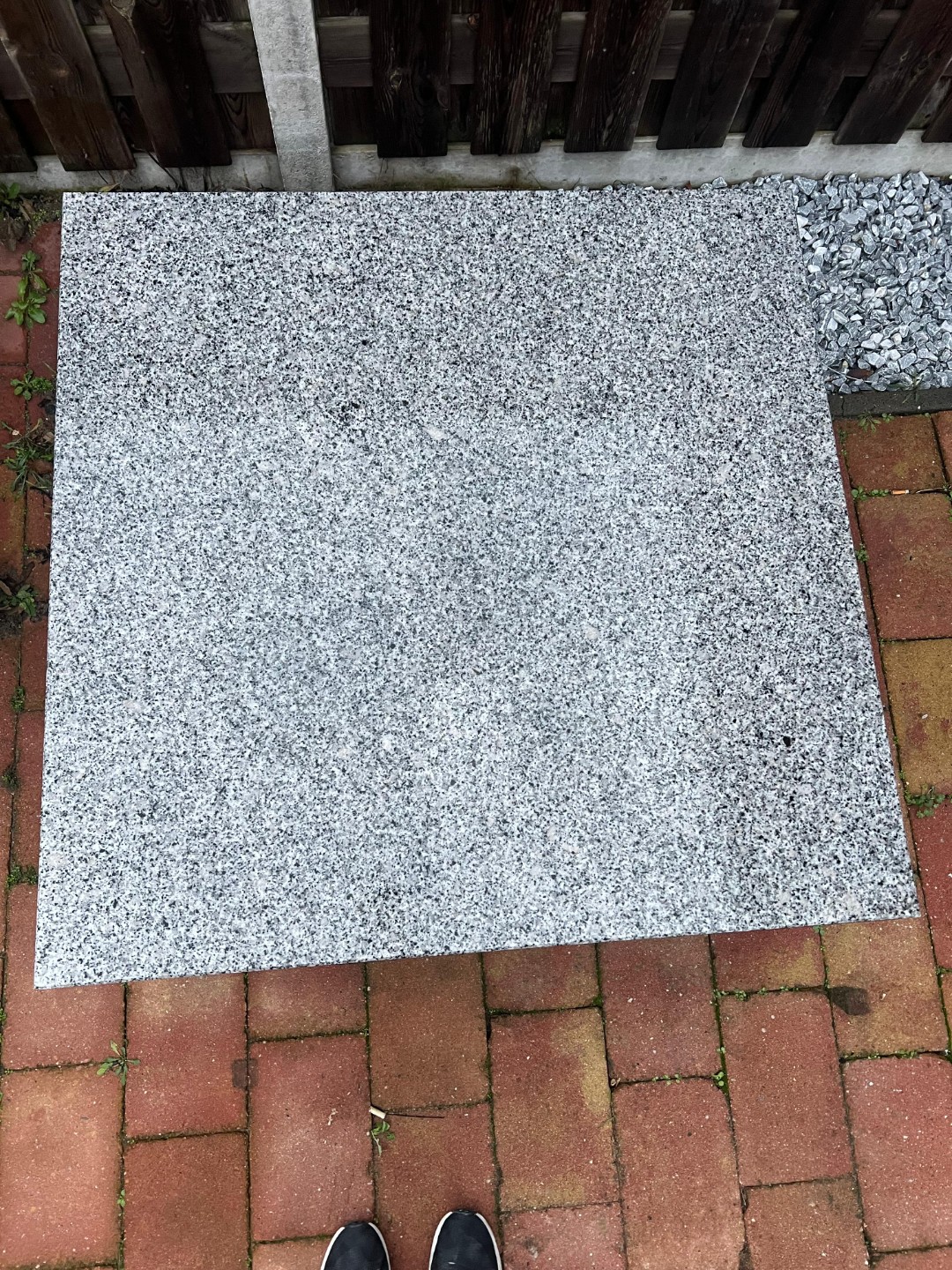 Massief granieten tuintafel 150 x 150 cm
Gaat vandaag met veel pijn ivm verhuizing bij het grofvuil ik heb helaas niemand kunnen vinden die hem wilt ophalen. 

Neem aub contact met mij op als je hem toch wilt ophalen dan hou ik hem nog even in de tuin!

Let op: Heel zwaar je hebt minstens 3 mensen of 2 hele sterke mannen nodig om hem te tillen! photo 3