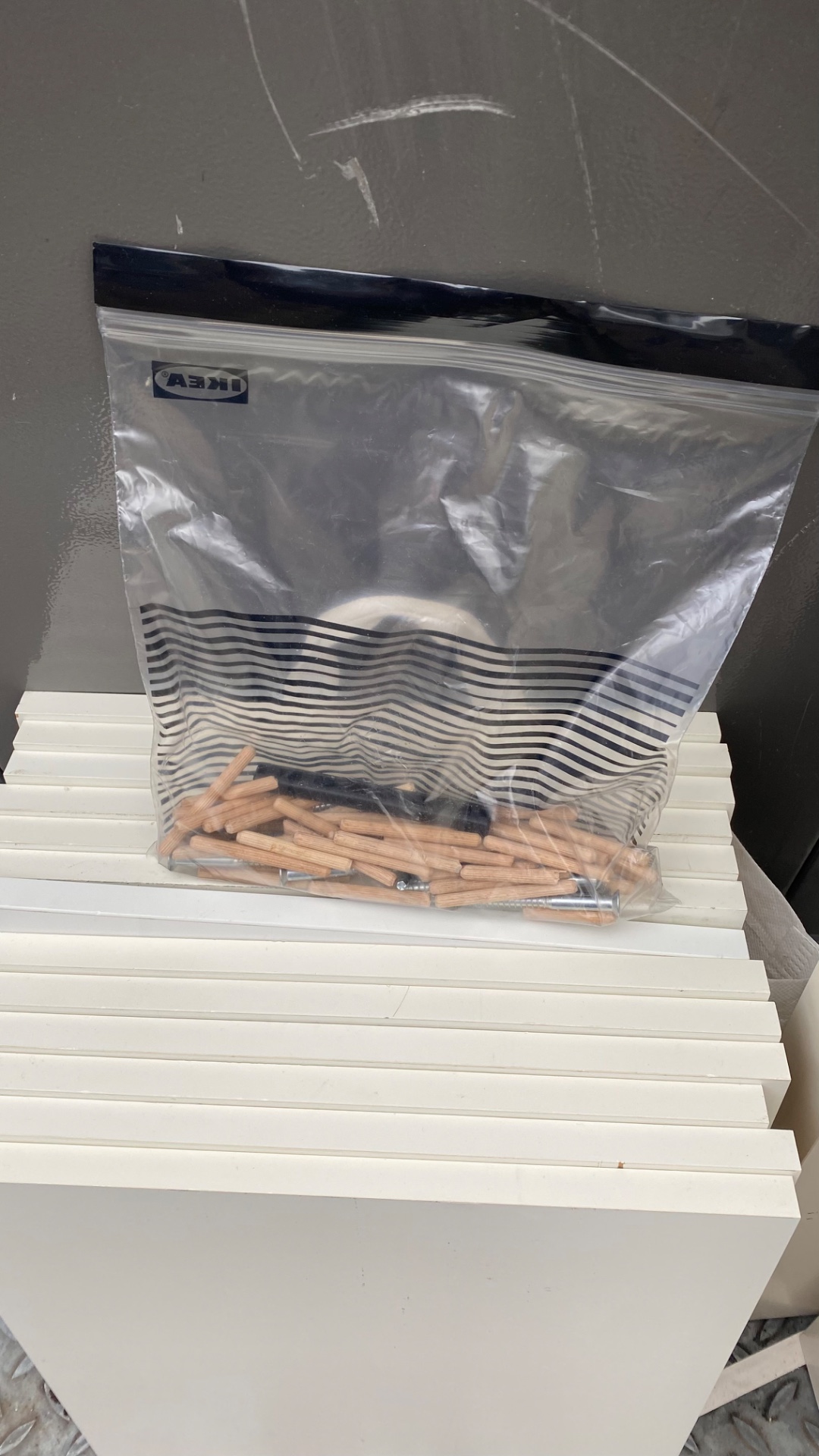 Kallax kast 4 bij 4 compleet. Licht beschadigd, maar prima voor tweede ronde.